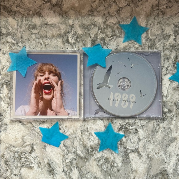 1989 (Taylor's Version) Crystal Skies Limited Edition Varient CD w/ Polaroids - Picture 4 of 7